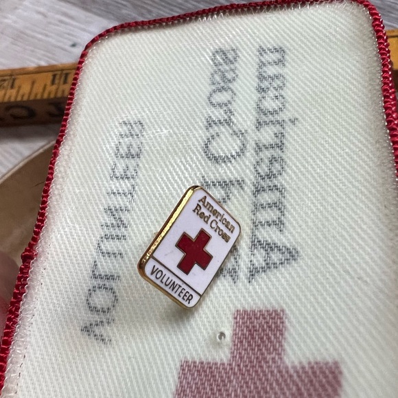 vintage Red Cross patch and pin set - Picture 9 of 11